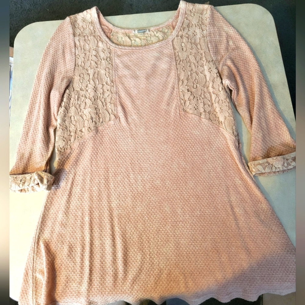 Like New Misses sz XXL Gimmicks by Buckle lace trim tunic in acid wash peach